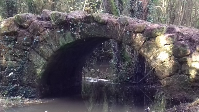 Trabajadores del Plan de Empleo Local inician los trabajos de adecuación del Puente de La LLomba (Lué)
