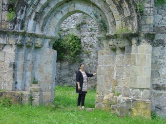 Rosa Domínguez de Posada, alcaldesa: Sobre las ruinas de San Pedro de Plecín en Peñamellera Alta