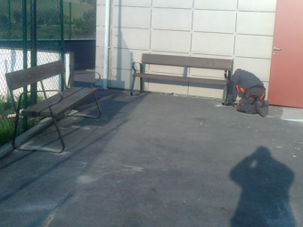 El Ayuntamiento de Colunga instala bancos en el exterior del Consultorio médico de Lastres