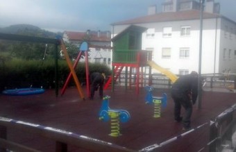 Últimos retoques a los nuevos parques infantiles de Colunga