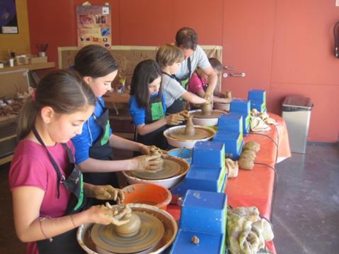 El Parque de la Prehistoria de Teverga organiza un taller para moldear “Venus de barro”