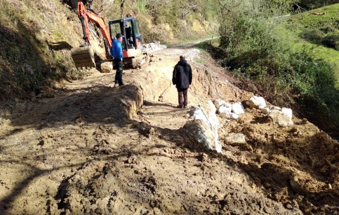 Argayo acceso Villa y árboles caídos senda Carrocedo