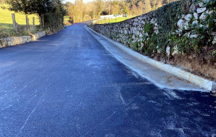 Llanes, concluye asfaltado del camino de Arredondo