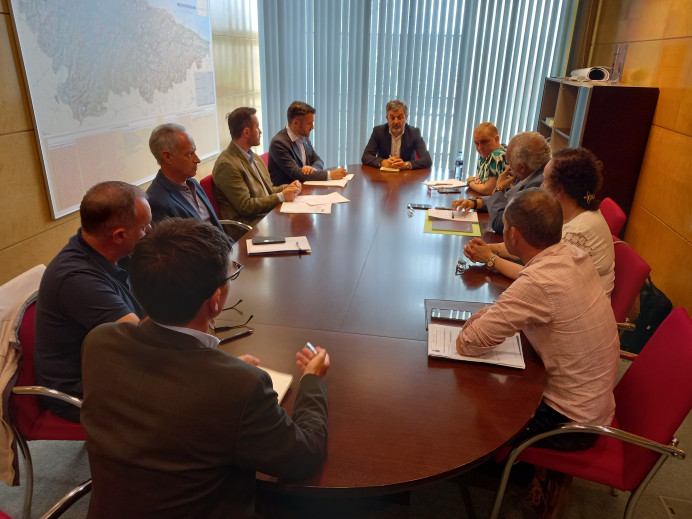 El Principado, el Ayuntamiento de Cangas de Onís y Tráfico acuerdan cerrar la carretera de los lagos a los vehículos no autorizados mientras esté activo el plan especial de acceso