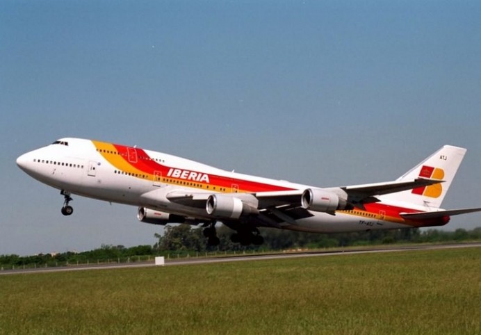 El Gobierno asturiano tiene que explicar el uso de las 5.100 plazas de avión a su libre disposición en los últimos tres convenios.