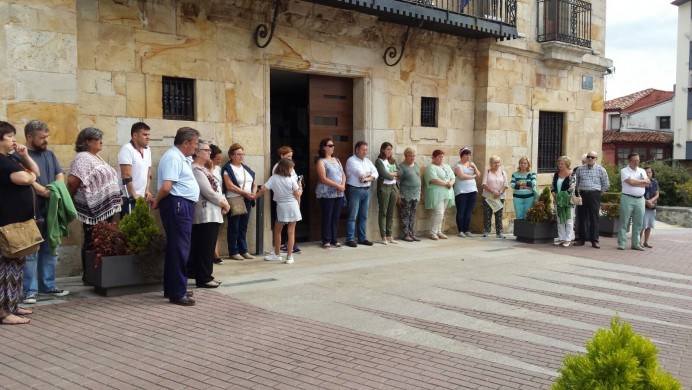 El Ayuntamiento de Colunga se unió a los actos en favor de las víctimas de la masacre yihadista en Barcelona