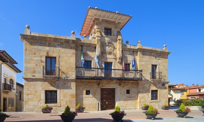 La Fundación Grande Covián distingue al Ayuntamiento de Colunga y al Restaurante Eutimio