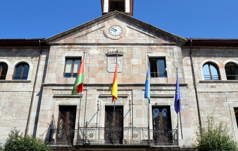 El Ayuntamiento de Llanes aprueba inicialmente el Plan Especial de Usos Turísticos y prolonga la suspensión de nuevas licencias para viviendas vacacionales y turísticas