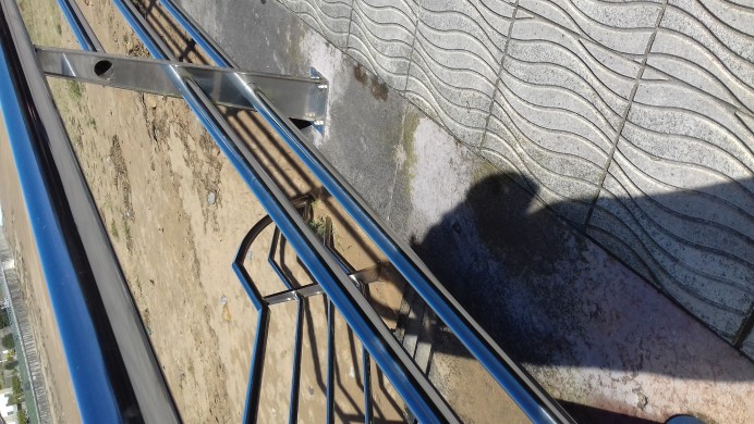 Hurtan tramos de barandila en la Playa de la Griega