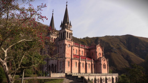 El Principado saca a la luz en una exposición fotográfica el proceso de construcción de la Basílica de Covadonga hace 130 años
