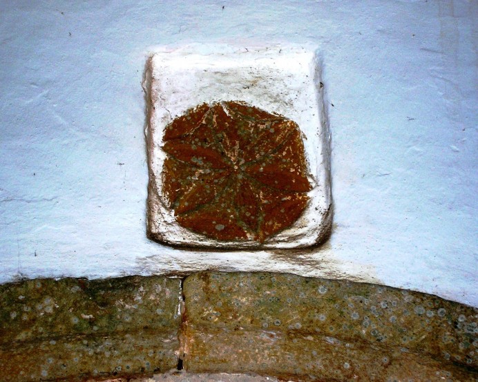 LA ROSETA, ROSACEA, HEXAFOLIA O HEXAPETALA DE LA IGLESIA ASILO DE SAN ANTOLIN DE LA LLERA PARROQUIA DE COLUNGA.