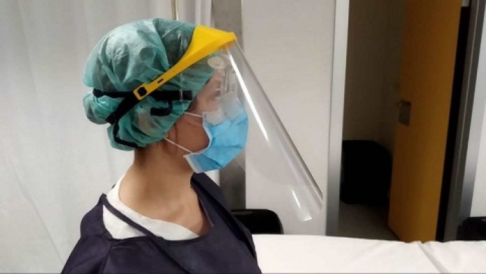 El consorcio de centros de investigación entrega las primeras viseras protectoras contra el COVID-19 al personal del HUCA