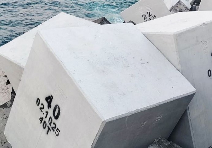 Finaliza el refuerzo del puerto de Lastres con el lanzamiento del último bloque