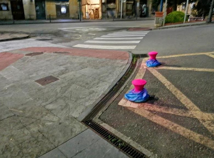 Sobre los bolardos de Colunga