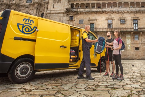 Correos pone en marcha en Asturias el transporte de mochilas en el Camino Primitivo y del Norte