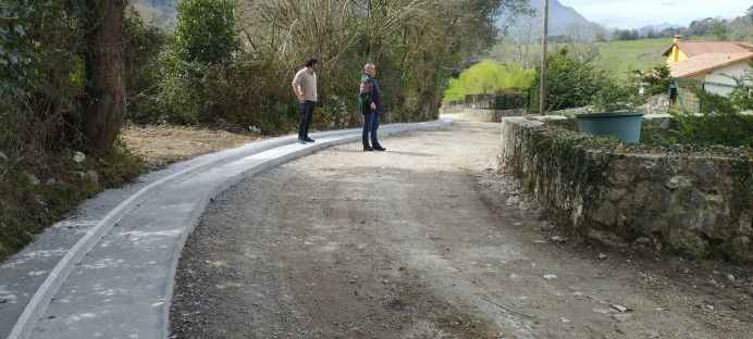 Pavimentación de caminos en Pría y Villahormes