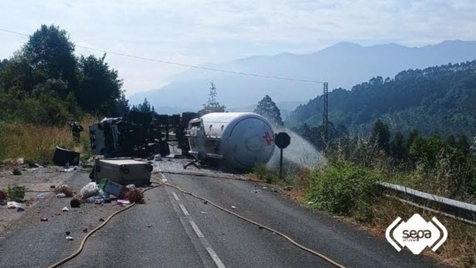 Máxima precaución en Colunga tras el vuelco de un camión de propano en la A-8: activado el PLAMERPA por riesgo de explosión