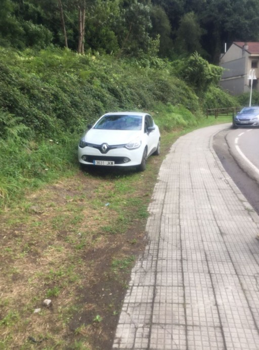 Arrancan y se llevan varios bolardos de los recién instalados