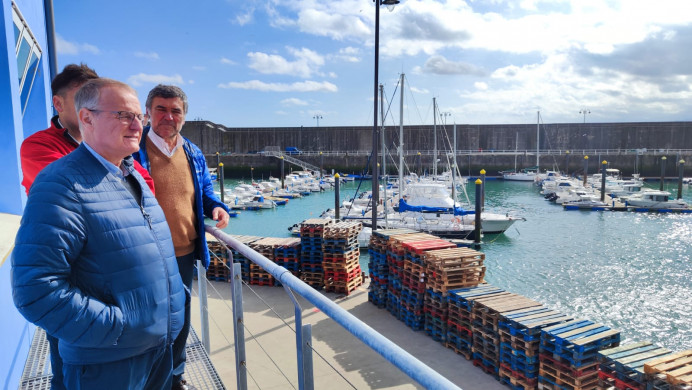 Diego Canga, candidato del Partido Popular a la presidencia del Principado, visita la Cofradía de Pescadores de Lastres