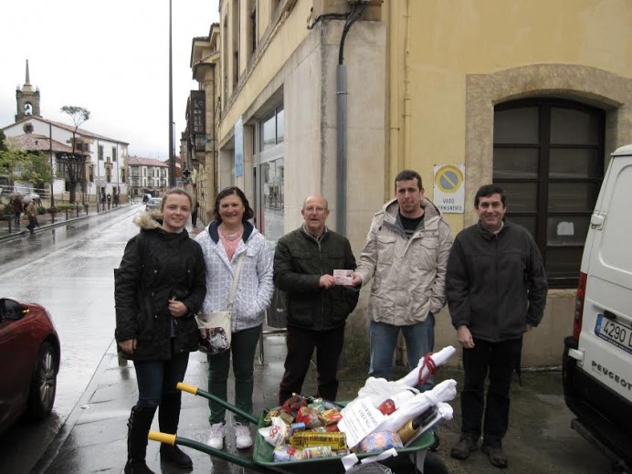 Entrega de la carretilla sorteada al ganado