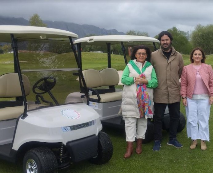 El campo de golf municipal de Llanes ya dispone de los nuevos buggies eléctricos