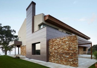 El estudio de arquitectura Ferrao y Rey Arquitectos ha sido galardonado con el premio especial internacional al proyecto más votado por el público a través de internet en la 6ª edición del ARCHIZINC TROPHÉE de VMZinc.