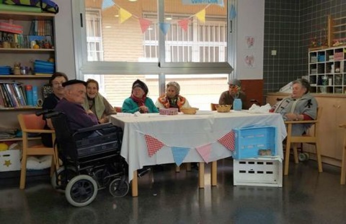 El Centro de Día de Llanes celebró su noveno aniversario con un Mercado de Artesanía