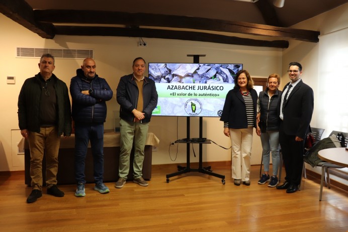 Villaviciosa inaugura el XII Certamen de Azabachería con homenaje a María Pérez y Samuel González
