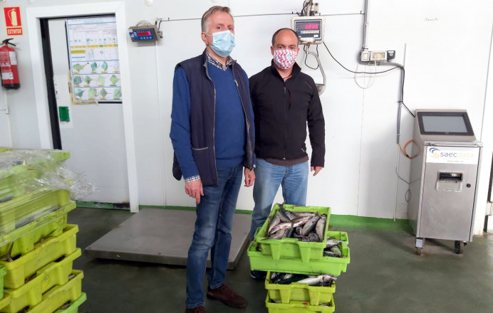 Cofradía Llanes dona más 50 kg xarda para ayuda solidaria