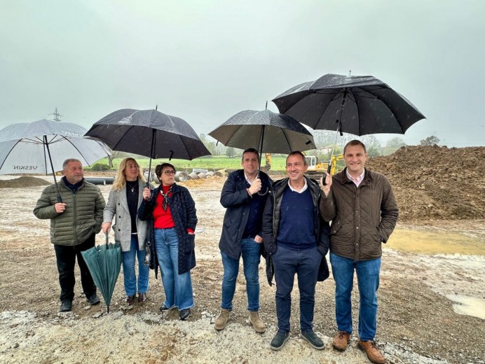 El alcalde de Colunga defiende el proyecto de 30 viviendas públicas y niega la pérdida de bajos comerciales