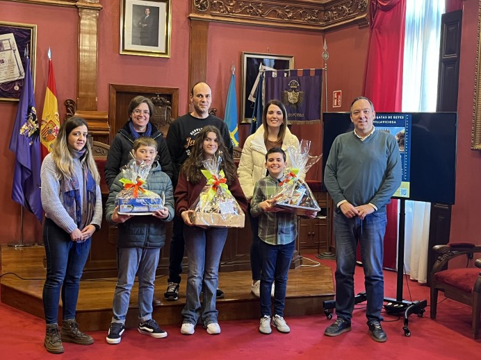 El Ayuntamiento de Villaviciosa y ACOSEVI entregan los premios del VI Concurso de Postales Escolares de Navidad