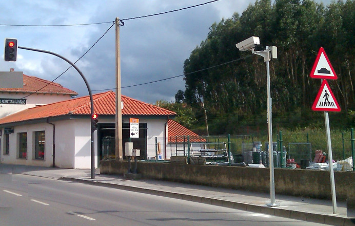 Control infracciones semáforo en rojo avenida La Paz