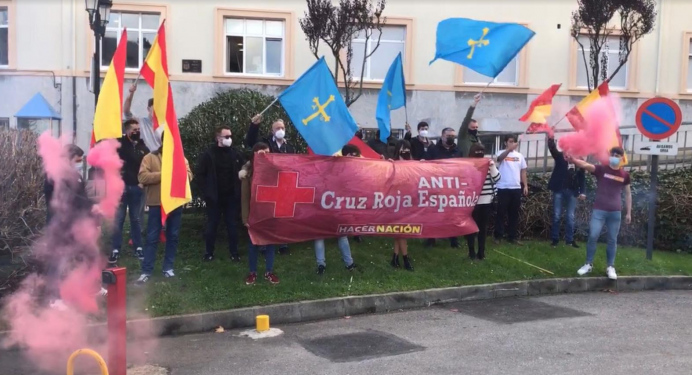 La delegación asturiana del movimiento Hacer Nación se ha concentrado en las inmediaciones de la sede de Cruz Roja en Oviedo.   La acción, que ha consistido en el despliegue de una pancarta con el lema 