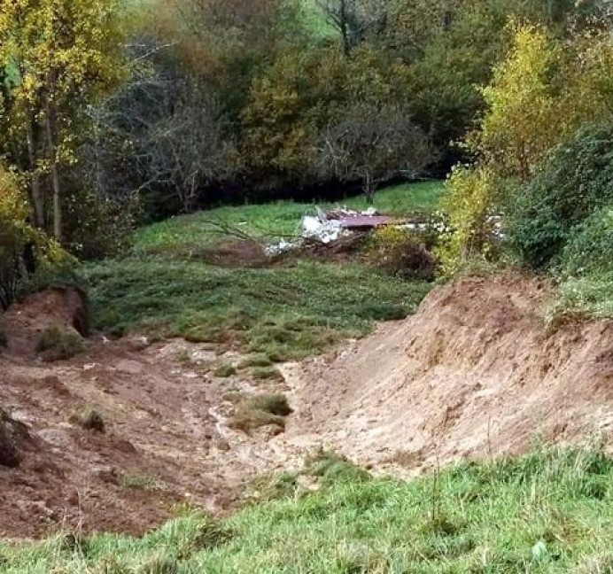 Ciudadanos Amieva pide al Principado celeridad para retirar las toneladas de tierra, piedras y árboles que sepultaron una vivienda en Cirieño