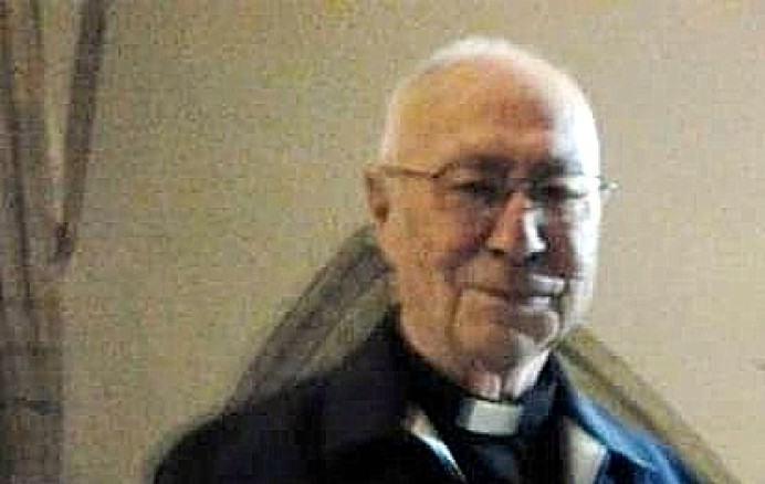 Ayuntamiento Llanes homenajea sacerdote D. Luis Díaz