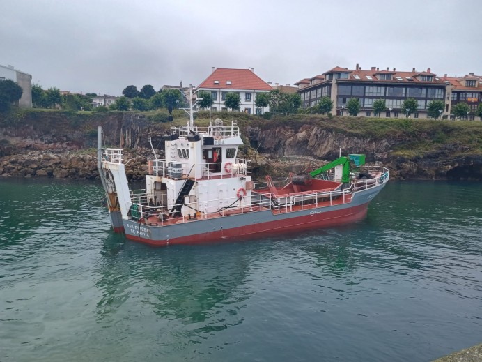 Movilidad destina 157.000 euros al dragado de la dársena deportiva del puerto de Llanes