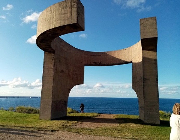 El Elogio del Horizonte, 500 toneladas de hormigón en el cerro de Santa Catalina de Gijón cumple 30 años