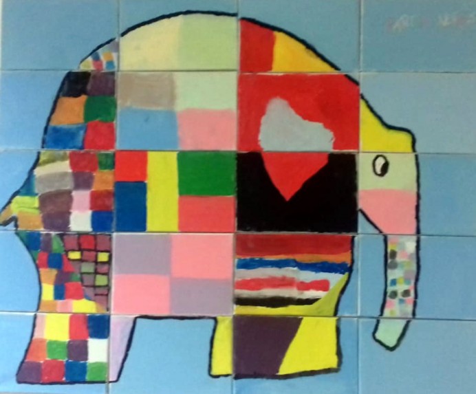 Los niños y niñas del concejo le regalan un gran cuadro-puzle a la Alcaldesa