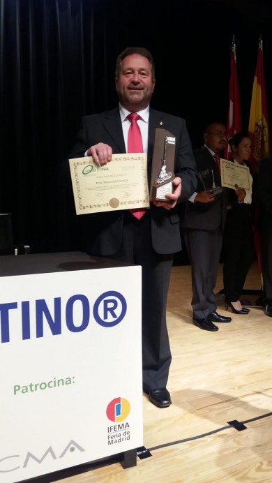 El Ayuntamiento de Colunga recibe una nueva Escoba de Platino