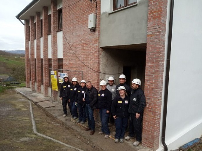 Avanzan las obras en la antigua escuela de La Roza de Parres