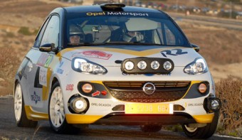 El piloto colungués de rallys Esteban Vallín y su copiloto se despiden de OPEL
