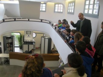 Alumnos del Colegio Público Peña Tú de Llanes visitaron esta semana la nueva Oficina Municipal de Turismo