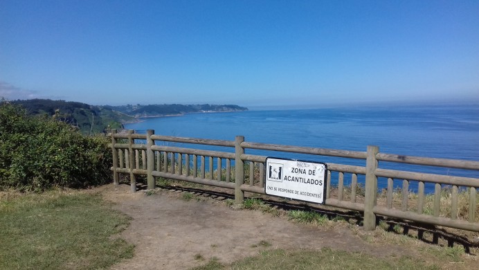 El Ayuntamiento de Colunga amplia la valla de protección en el faro de Luces