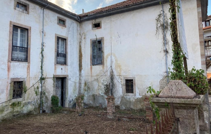 Ayuntamiento limpia finca en casa Nueva, por mal estado