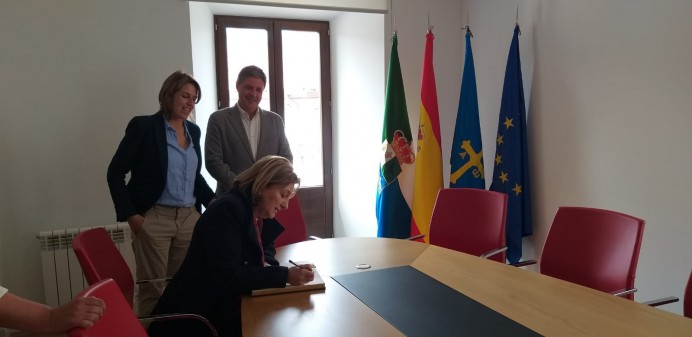 Hoy visitó Colunga la Delegada de Gobierno