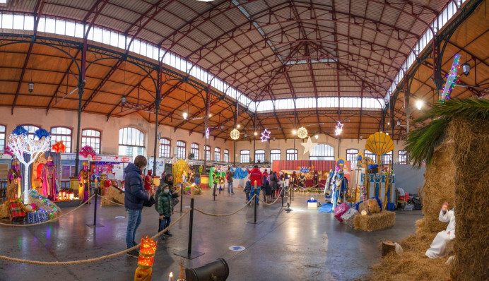 La actividad, La Plaza de los Reyes Magos, acogió a más de 1000 personas en la Recepción organizada por el Ayuntamiento de Villaviciosa en la Plaza de Abastos