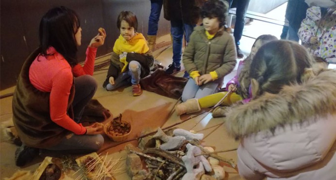 Amagüestu con fuego del Paleolítico en el Parque de la Prehistoria de Teverga