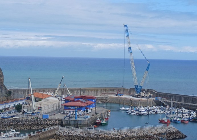 Comienza la instalación de la gran grúa en el puerto de Lastres para reforzar su estructura