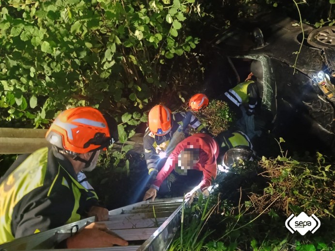 Herido un conductor tras caer por un desnivel en Amieva Herido un conductor tras caer por un desnivel en Amieva