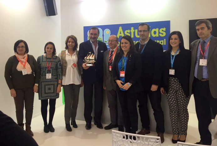 Llanes participó en Fitur en la entrega del Primer Premio Villas Marineras al periodista radiofónico Carlos Herrera
